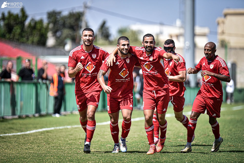 שחקני טירה חוגגים ניצחון (נזיה סולטאן)